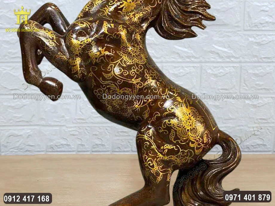 Họa tiết hoa văn được vẽ điểm v&agrave;ng 24k
